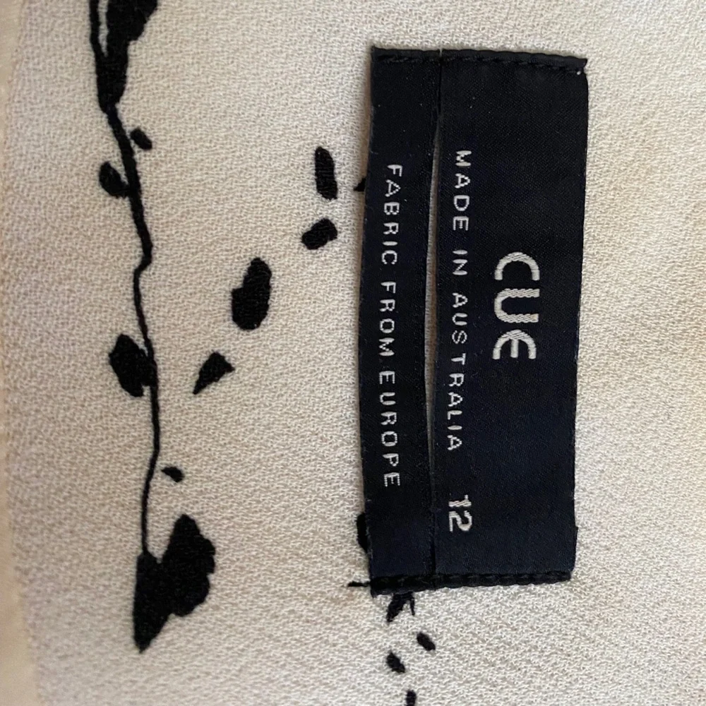 Cue OffWhite and Floral Zip Front Dress - Picture 5 of 7